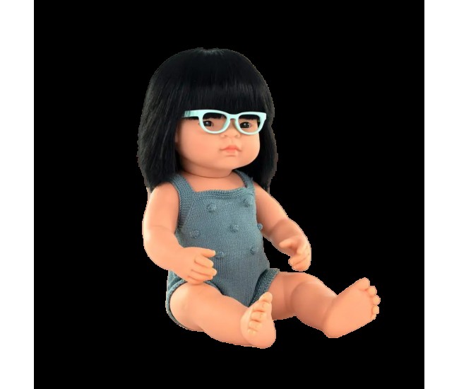 Papusa 38 cm, fetita asiatica purtatoare de ochelari, imbracata in salopeta tricotata