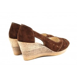 Saboti dama decupati din piele naturala, intoarsa de culoare maro S1047M