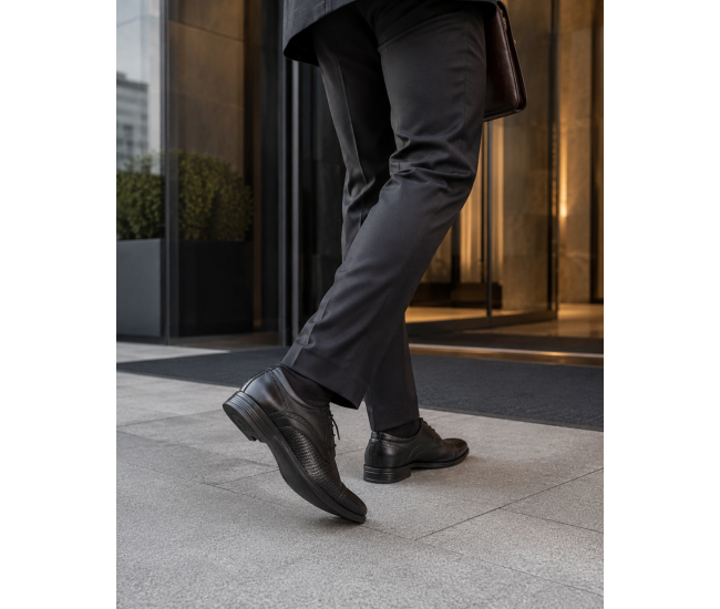 Pantofi bărbați negri din piele naturală, cu șiret și inserții texturate – eleganți și rafinați GKR218N