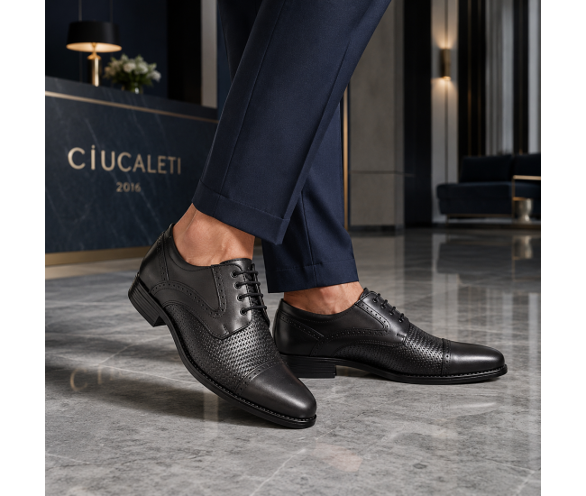 Pantofi bărbați negri din piele naturală, cu șiret și inserții texturate – eleganți și rafinați GKR218N